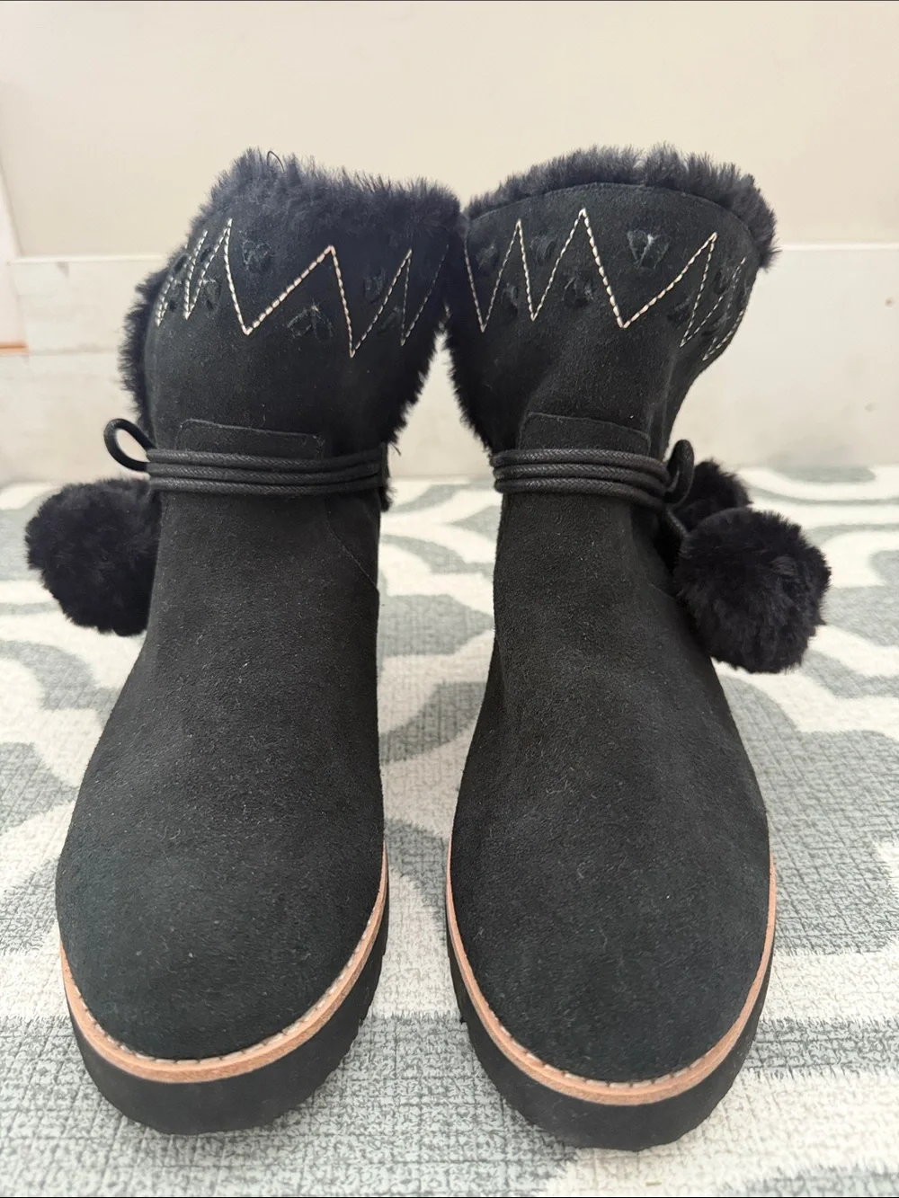 NEW Jack Rogers women’s 5 or big girls 3-3.5 black suede faux fur pompom boots